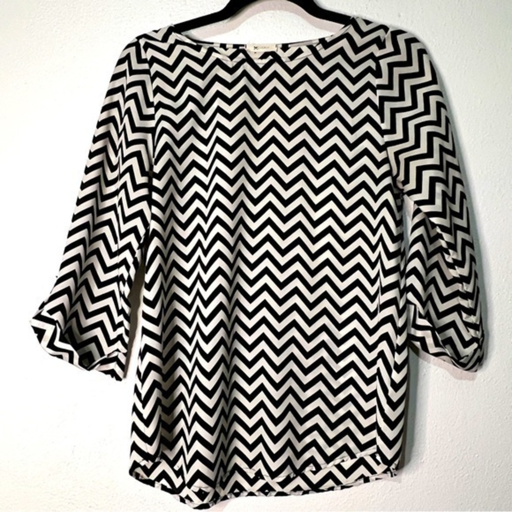 Everly black/beige chevron top, three quarter length sleeves, Sz S. Preowned.